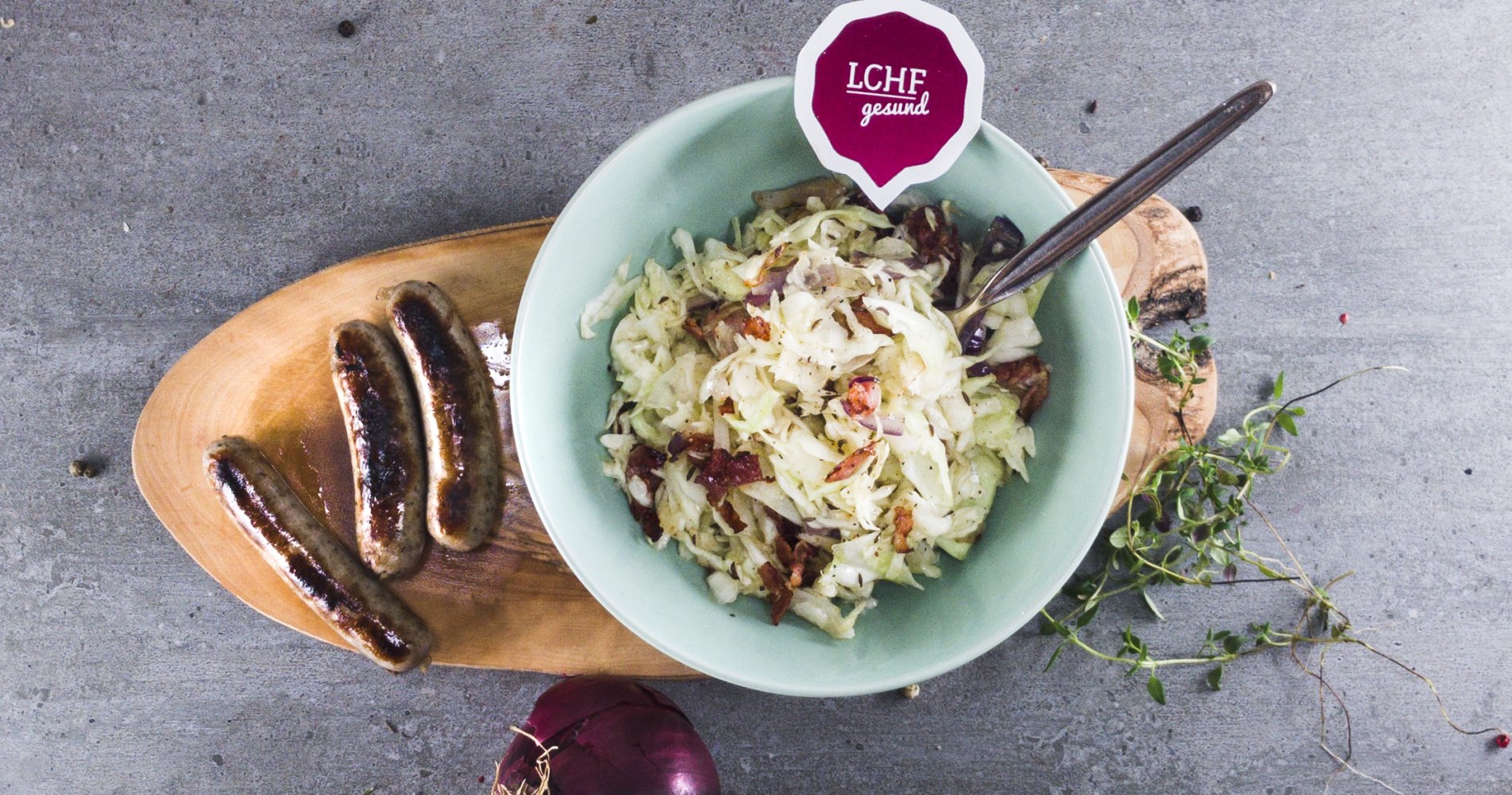 Low Carb: Krautsalat mit Kümmel und Speck - ♥ Schneller und einfacher Krautsalat mit wenig Kohlenhydraten für leckeren LCHF-Genuss. Als Beilage oder große Portion auch als Hauptgericht! - LCHF-gesund.de