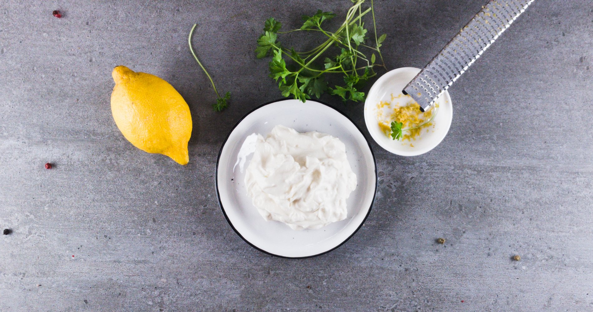 Low Carb: Zitronen-Feta-Dip - ♥ Dieser ungewöhnliche Dip schmeckt besonders gut zu mediterranen Gerichten und Rindfleisch – einfach erfrischend und super einfach! - LCHF-gesund.de