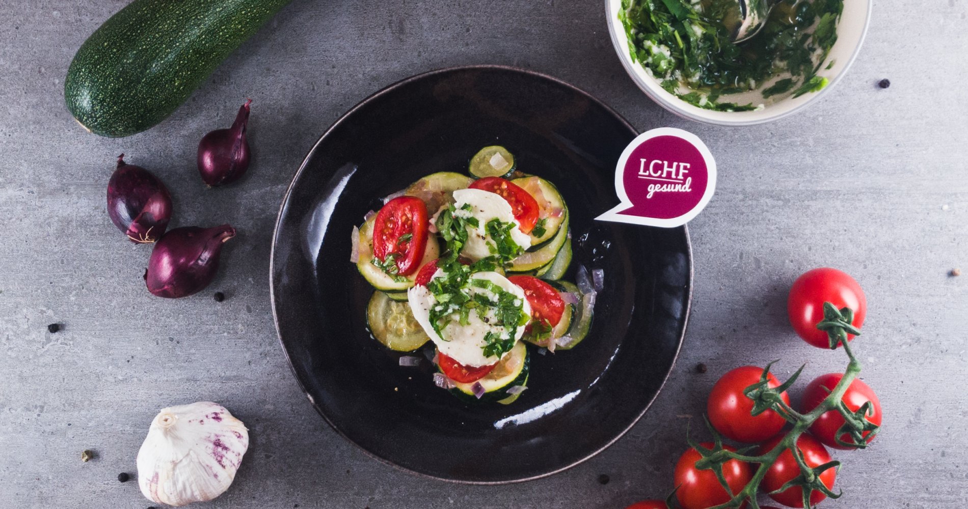 Low Carb: Zitroniger Zucchini-Caprese - mit Petersiliendressing