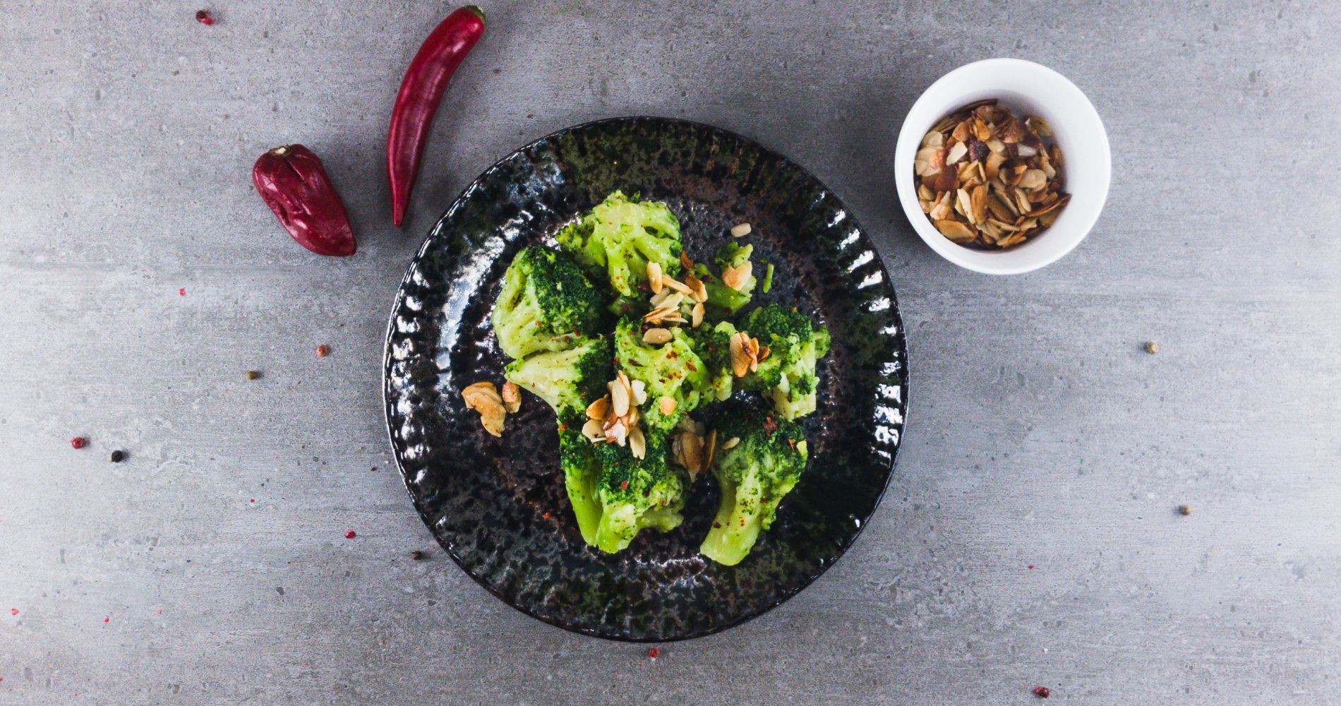 Low Carb: Chili-Brokkoli - ♥ Schneller geht kaum – und schon haben Sie eine sättigende Beilage zu Fleisch und Fisch. Scharfer Blumenkohl mit knackigen Mandeln! - LCHF-gesund.de