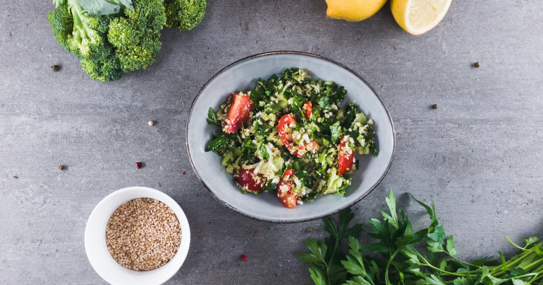 Low Carb: Frischer Brokkolisalat - ♥ Brokkoli schmeckt auch roh richtig gut und kann so selbst als Salat schnell und einfach zubereitet werden. Mit Petersilie doppelt lecker! - LCHF-gesund.de